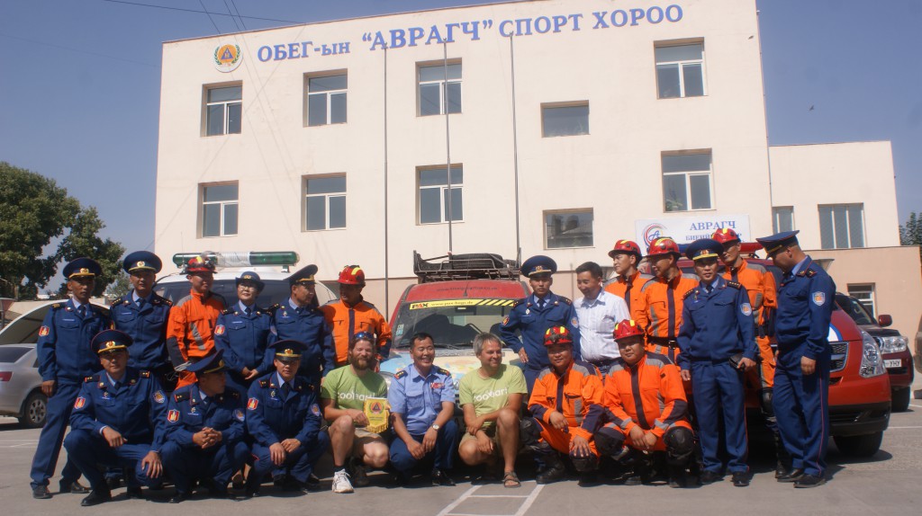 Der Leiter des Katastrophenschutzes von Ulan-Bator empfängt fünf PAX-Rettungsrucksäcke.