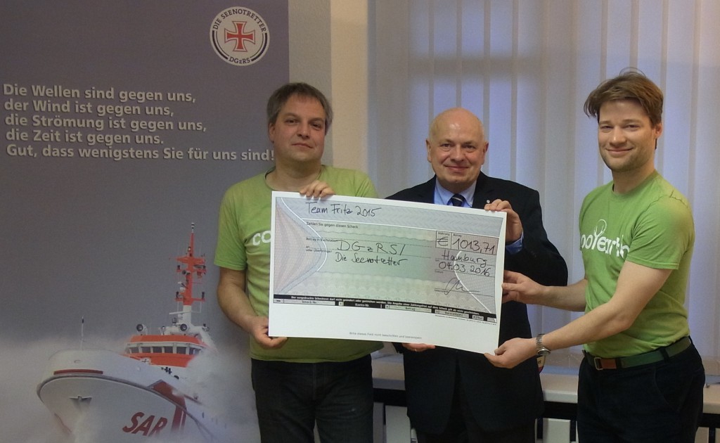 Team Fritz unterstützt die Seenotretter und übergibt einen symbolischen Spendenscheck über mehr als 1000 €.